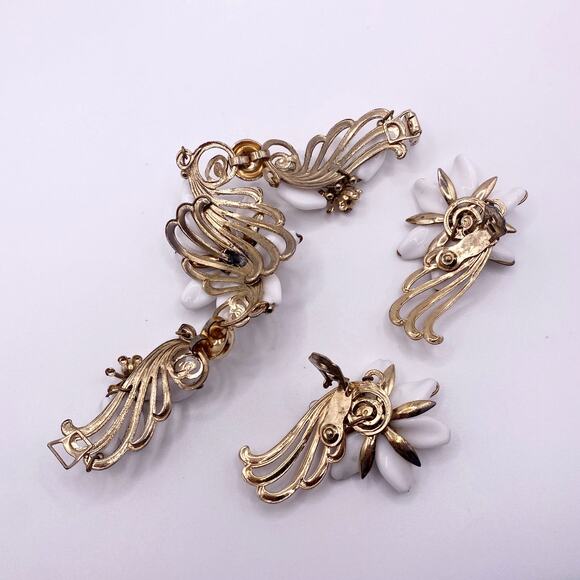 Napier White Resin Flower Bracelet 7” and Earrings Set - Picture 6 of 7